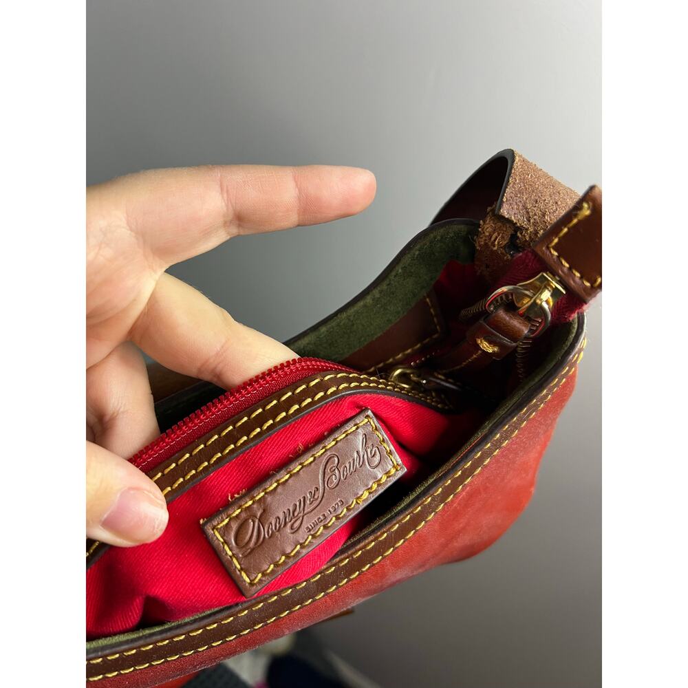 Dooney & Bourke red leather Derby shoulder bag. - Picture 6 of 6